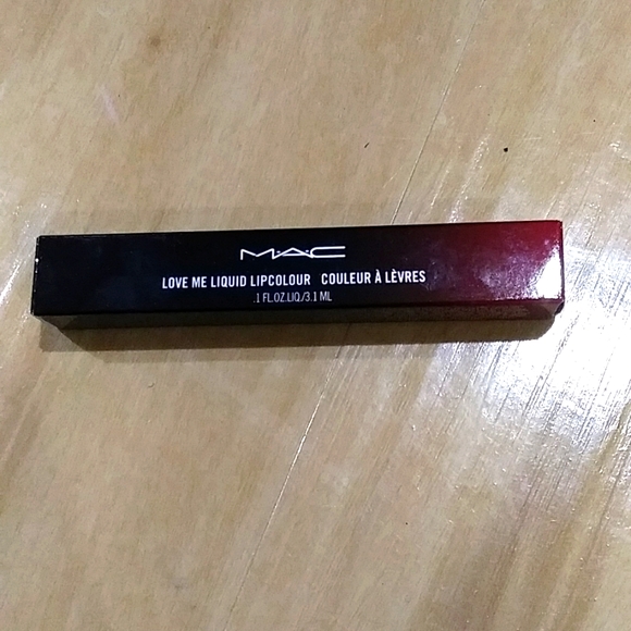 NIB. LOVE ME LIQUID LIPCOLOUR MAC 💄 COSMETICS 493 E FOR EFFORTLESS - Picture 1 of 6